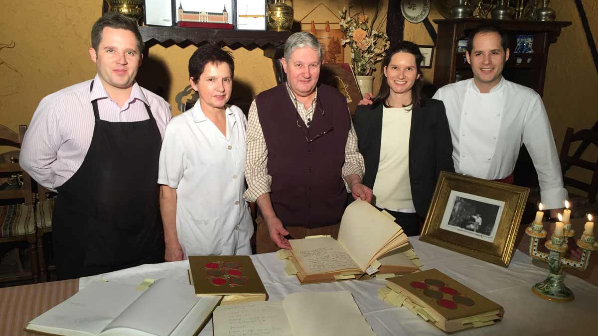 Los Vidal Fernández al completo. En el centro, Marquitos, entre Ana y María. En los extremos, Marcos (i) y Raúl, junto a los libros de firmas ilustres.