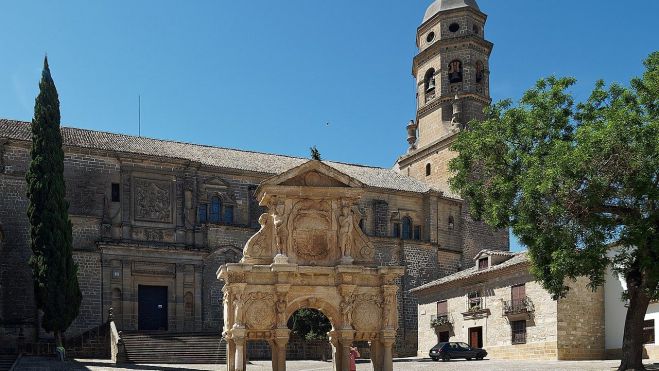 Catedral de la Natividad de Ntra. Señora y Fuente de Santa María, en Baeza.