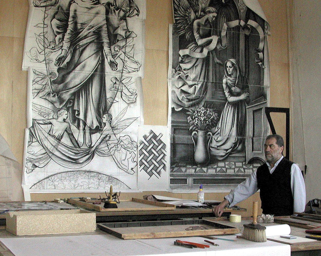 El maestro vidriero ante algunos bocetos de sus obras en su taller-estudio de Segovia. | FERNANDO PEÑALOSA (ICAL)