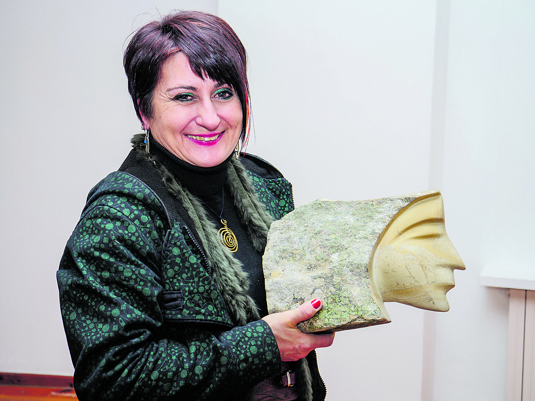 Nuria Antón con la pieza escultórica de nombre ‘Silencio’.  | VICENTE GARCÍA
