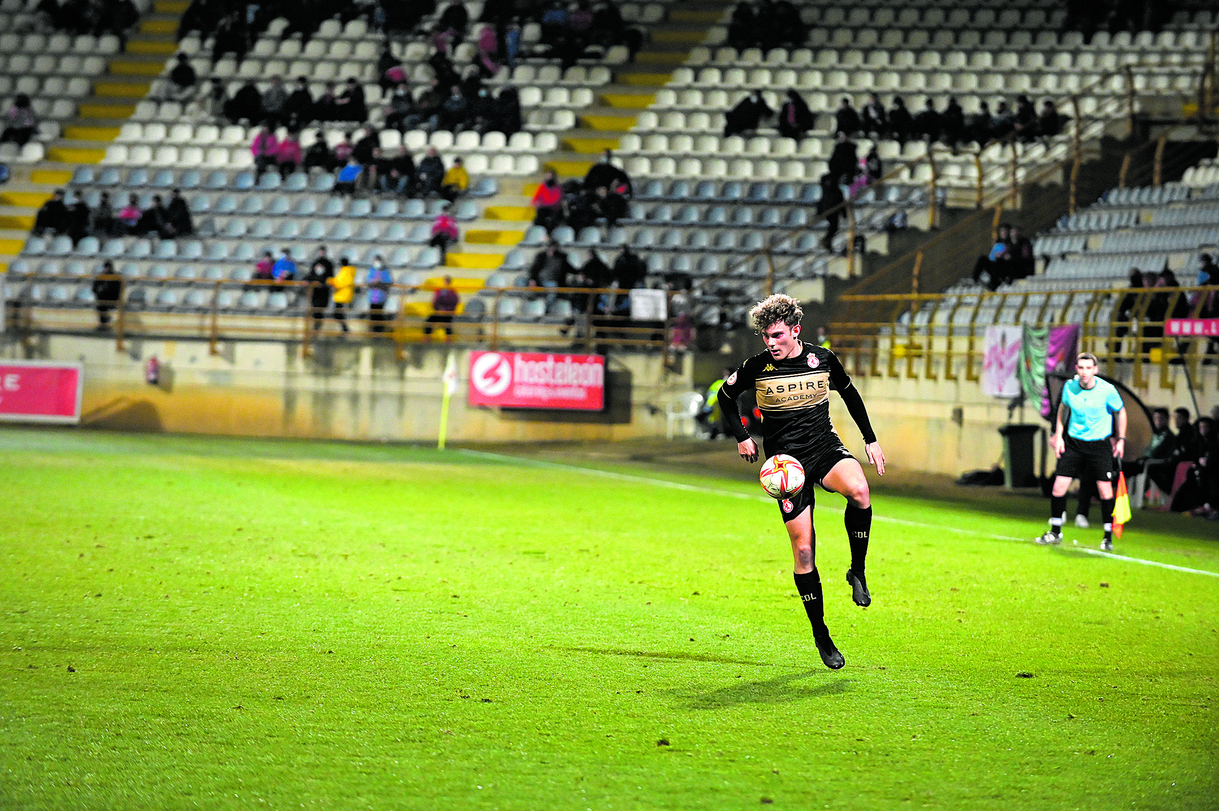 Marcos González controla un balón. | MAURICIO PEÑA