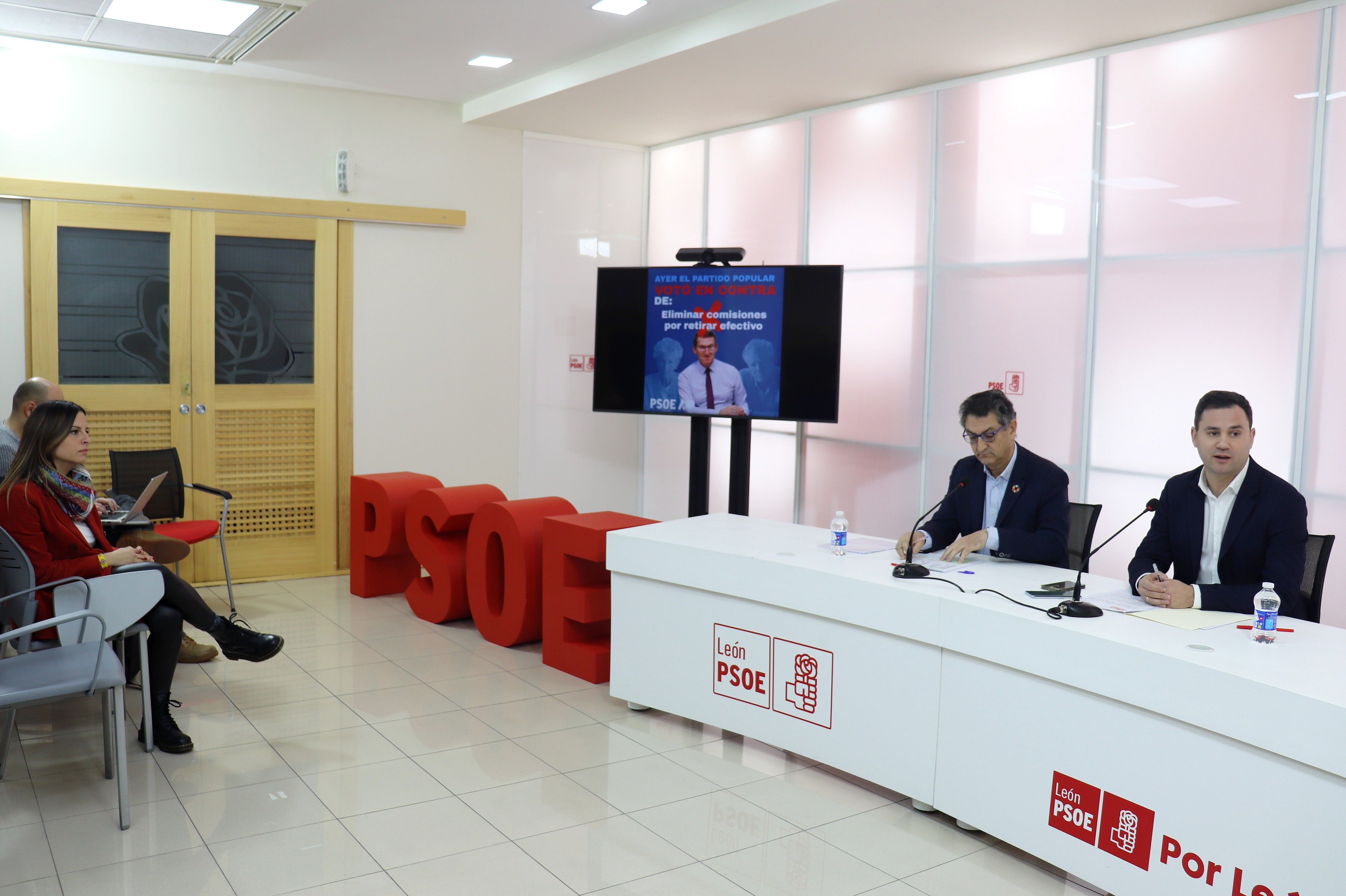 Cendón junto a Vidal durante la rueda de prensa de esta mañana en la sede del PSOE | L.N.C.