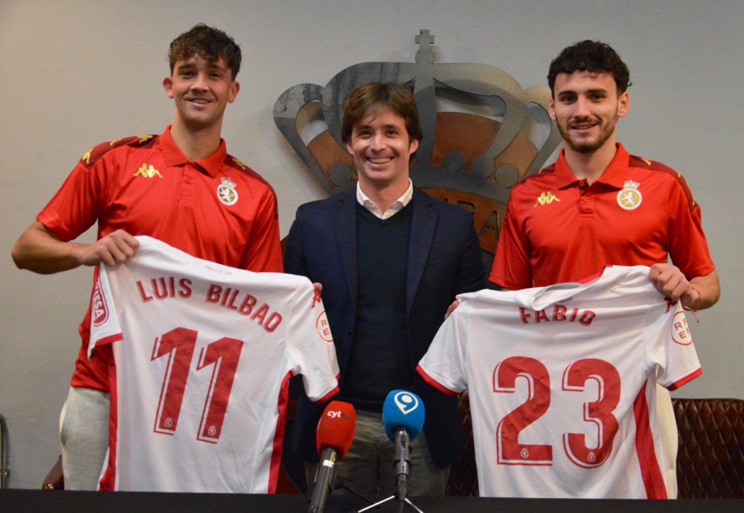 Luis Bilbao, José Manzanera y Fabio Blanco posando con sus nuevos dorsales | CYDL