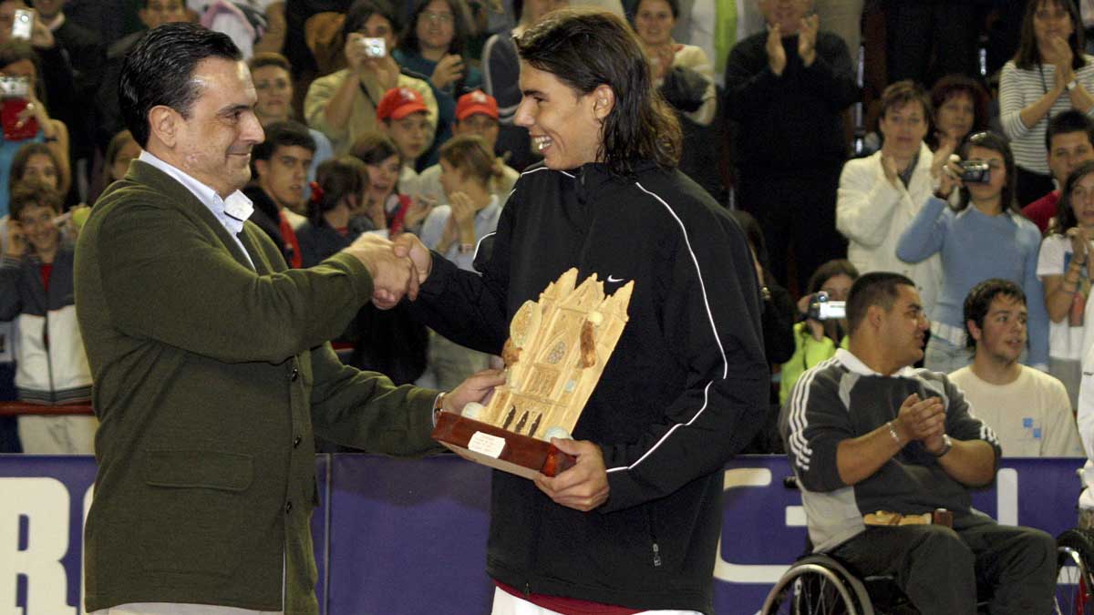 El tenista Rafael Nadal recoge de manos de Francisco Saurina, entre una gran pitada, el trofeo que le acredita como ganador del Master de Tenis Ciudad de León en 2004. | ICAL