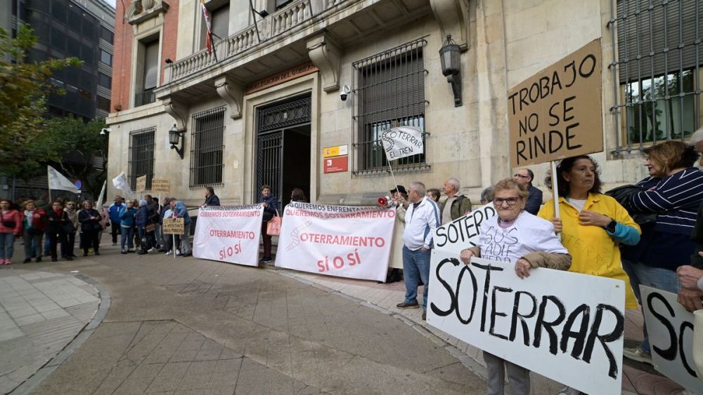 Un instante de una protesta convocada frente a la Subdelegación del Gobierno en León. | MAURICIO PEÑA