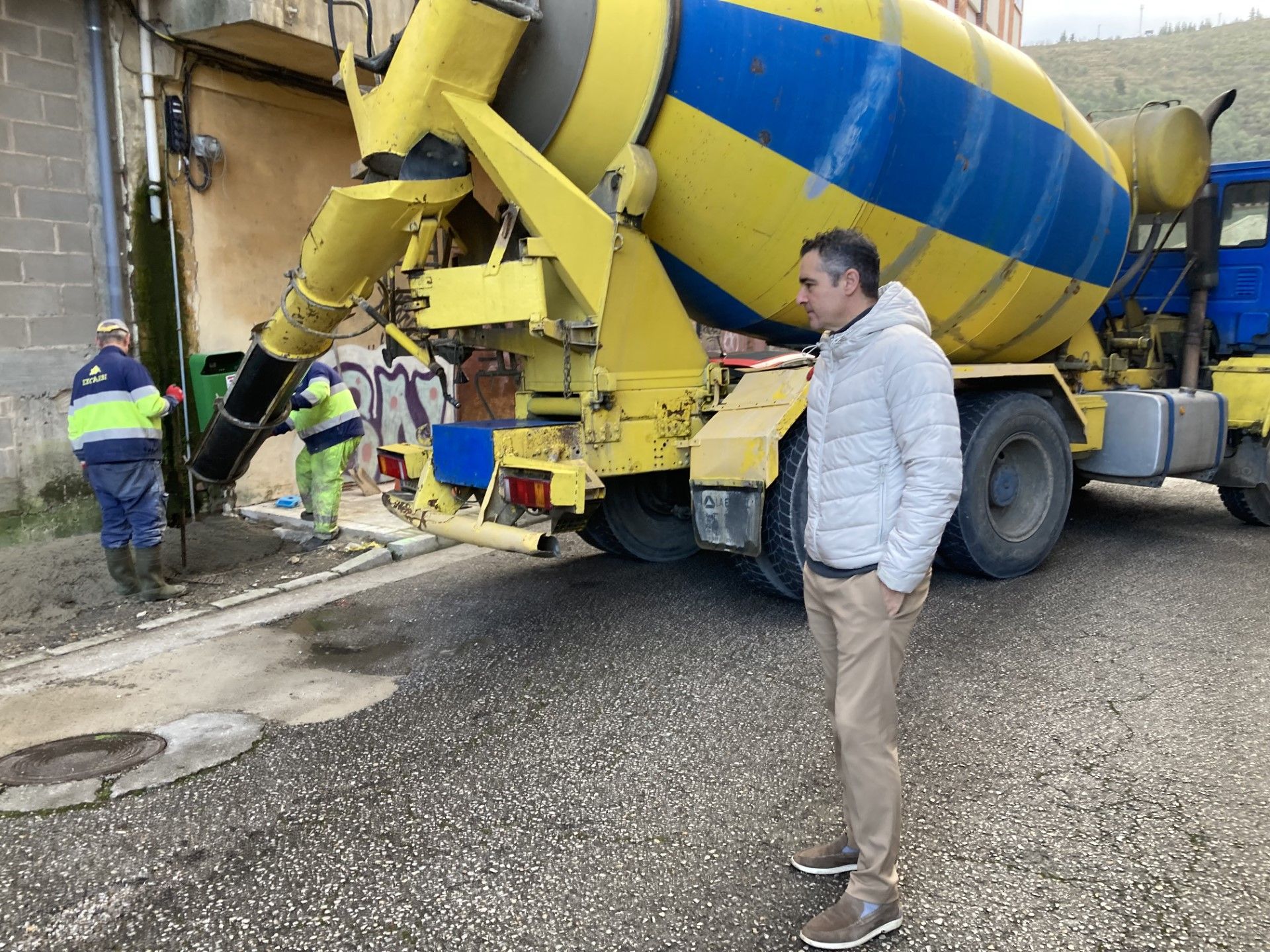 El concejal Roberto Mendo visitó el inicio de las obras en la calle Batalla de Ceriñola.
