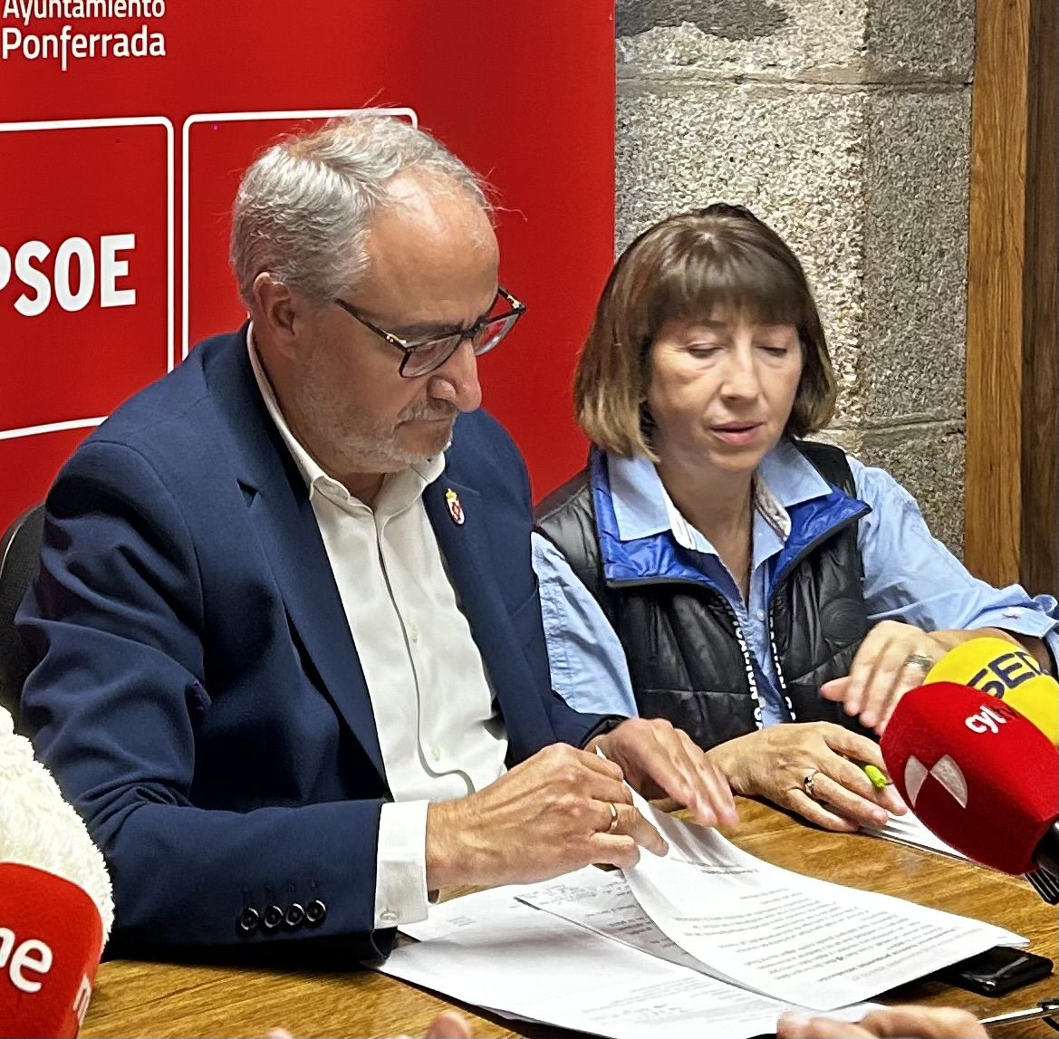 Mabel Fernández, a la derecha, junto a Olegario Ramón en una rueda de prensa.