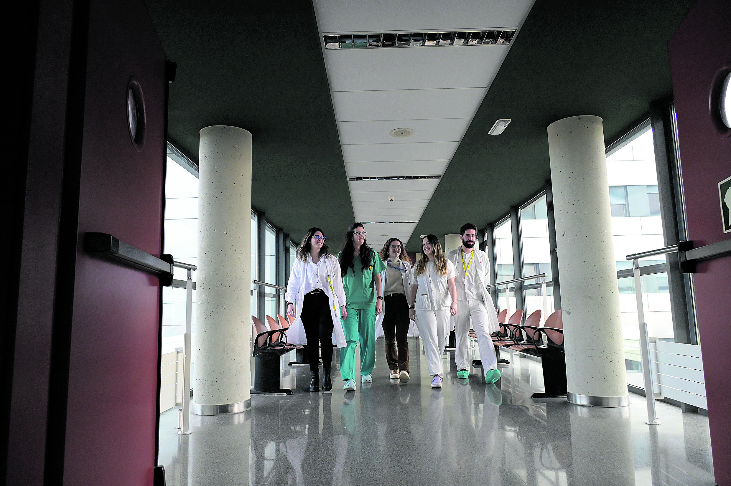 Susana, Clea, Carmen, Clara y Juan Carlos son cinco de los profesionales que realizan su residencia en el Hospital de León. | MAURICIO PEÑA