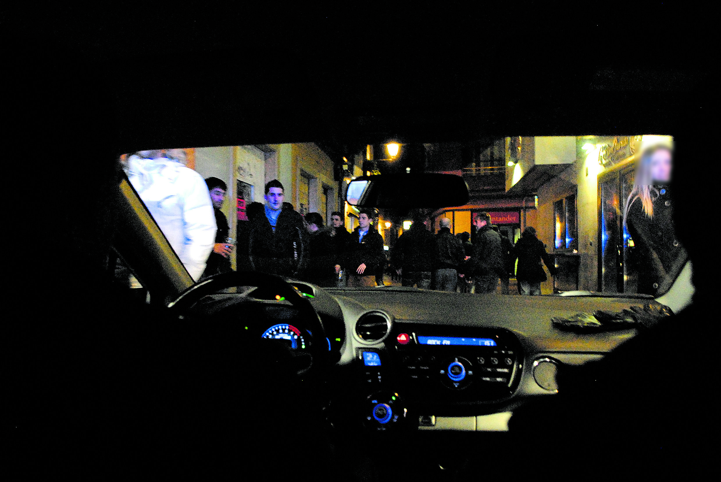 Una patrulla de la Policía Local recorre el casco histórico en horario nocturno en una imagen de archivo. | MAURICIO PEÑA