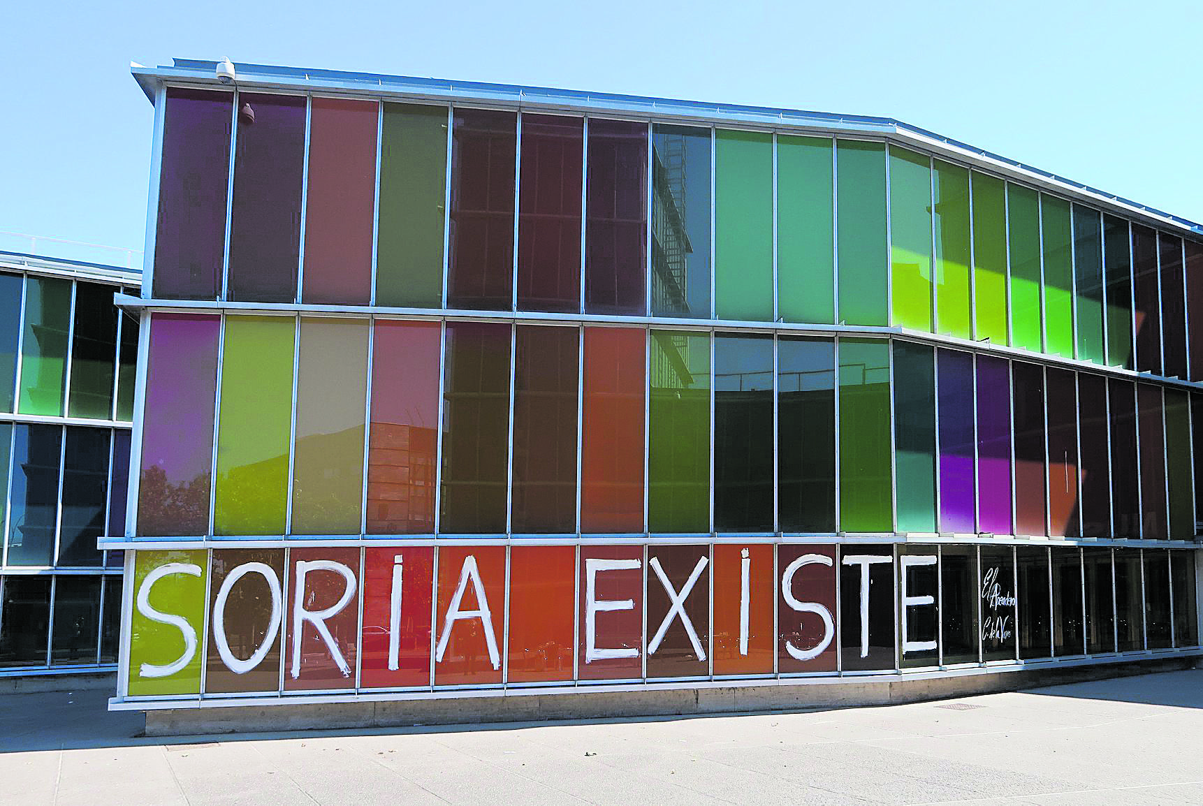 Imagen Intervención espontánea de Carlos de la Varga (director de la desaparecida galería Tráfico de Arte) en el exterior del MUSAC. 2019