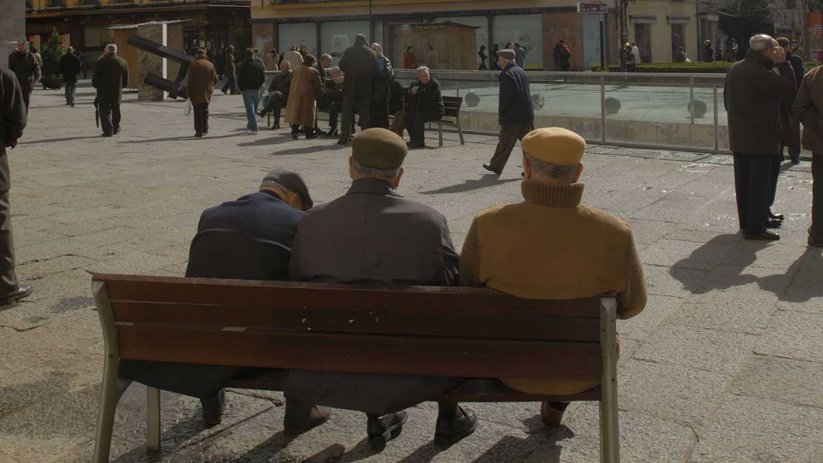Tres mayores descansan en unos de los bancos de la plaza de Botines de León. | MAURICIO PEÑA