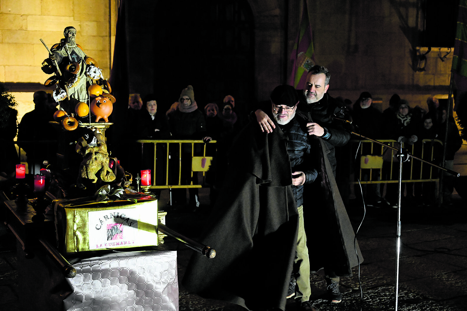 David Rubio, coplero del año 2022, impone a Sanjo el de La Braña la capa de coplero del año 23, que así  pide la tradición que se haga.  | SAÚL ARÉN