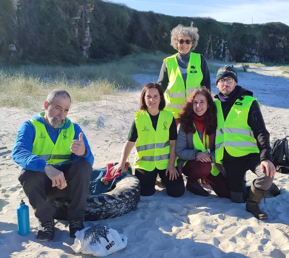Los cinco voluntarios bercianos recogiendo los microplásticos y más de las costas gallegas. | PROYECTO ORBANAJO