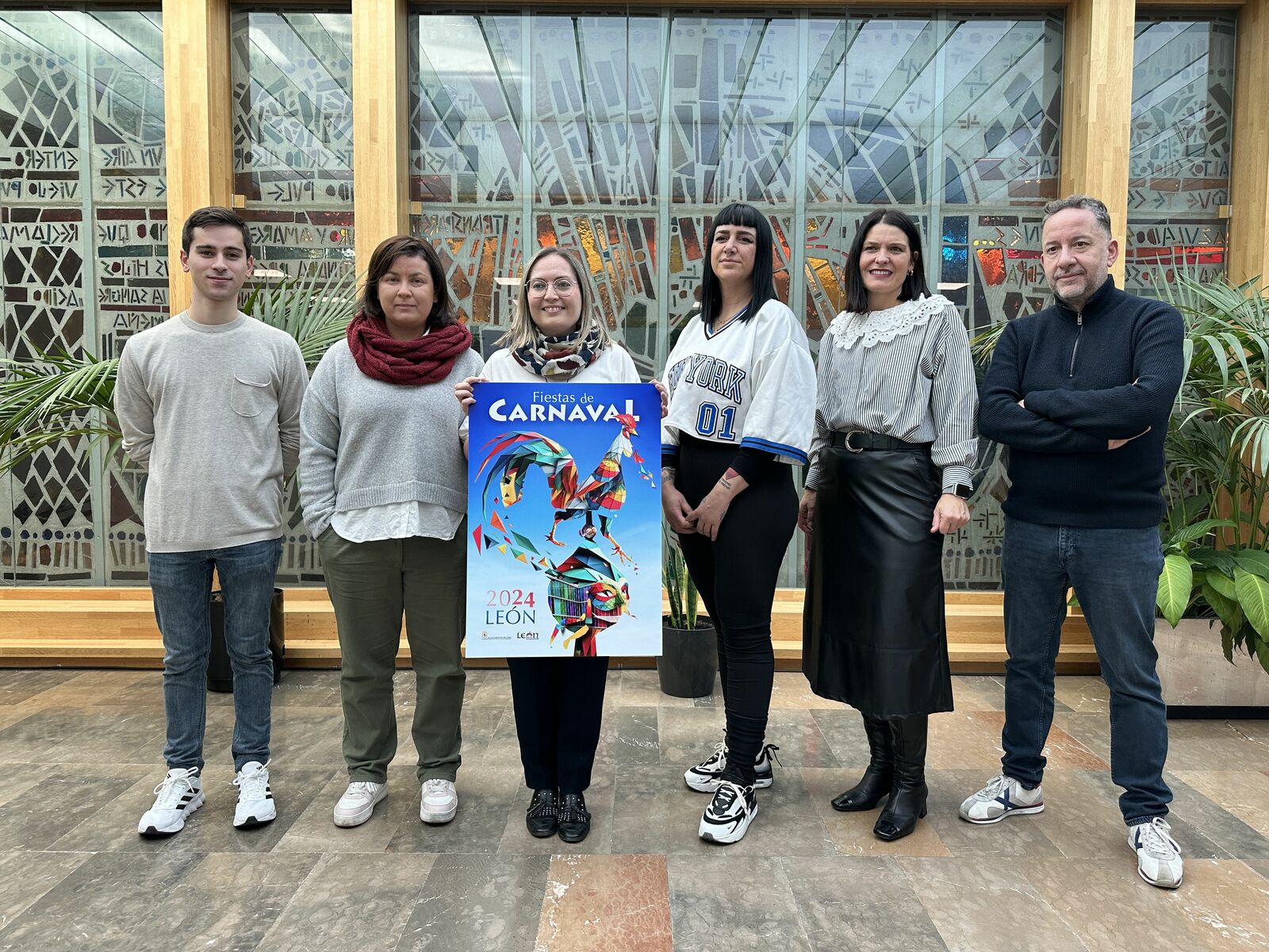El jurado, presidido por la concejala de Fiestas, Camino Orejas, posa con el cartel del Carnaval 2024 de León. | L.N.C.
