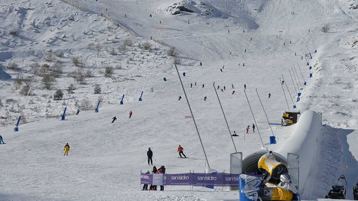 Cañones de nieve en San Isidro en primer término. | MAURICIO PEÑA