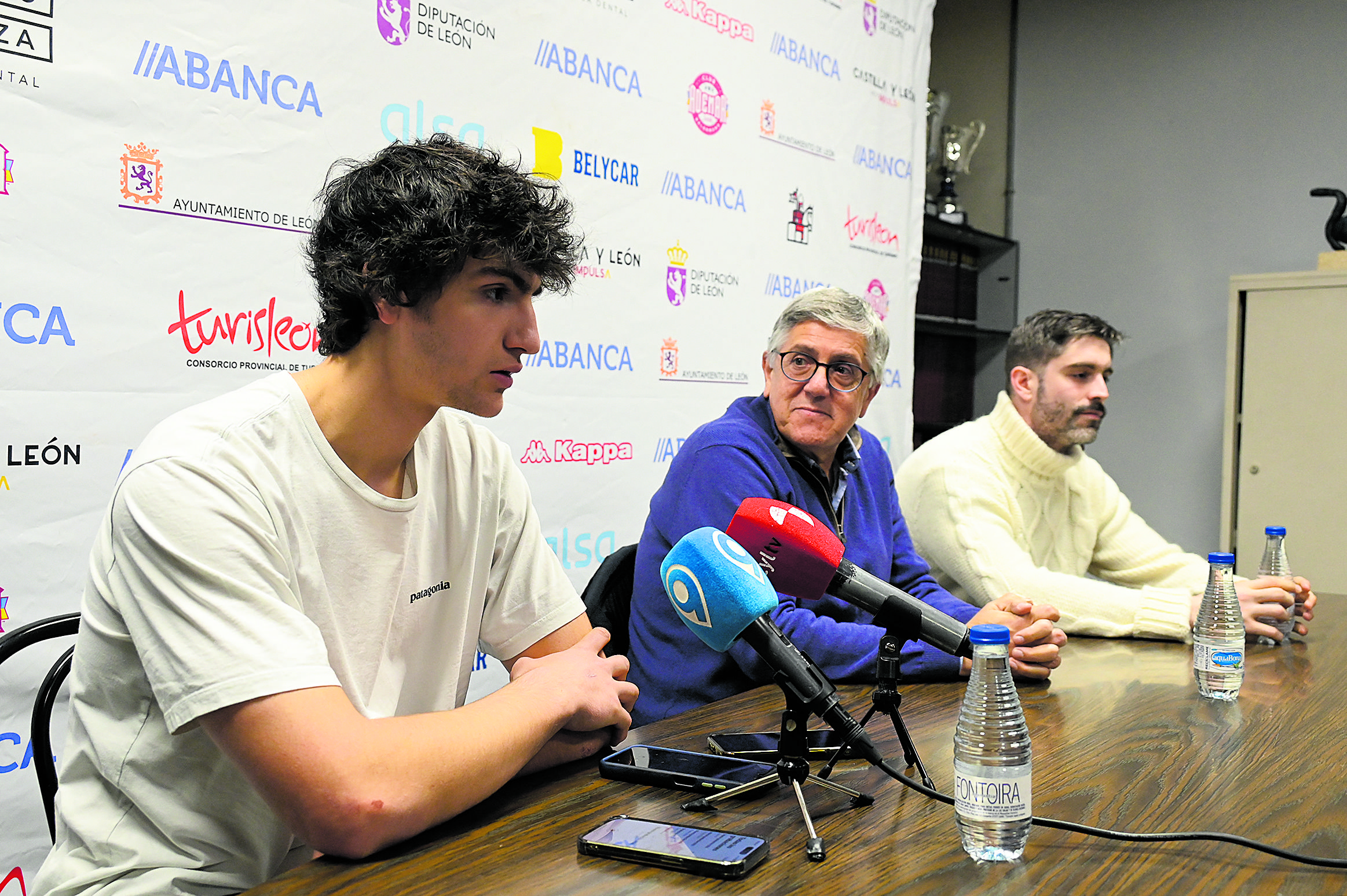 Adrián Casqueiro y JuanCastro, conCayetano Franco en el centro, durante su despedida. | SAÚL ARÉN