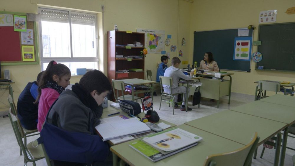 Niños y niñas de Primaria estudiando en el colegio de Jiménez de Jamuz. | MAURICIO PEÑA