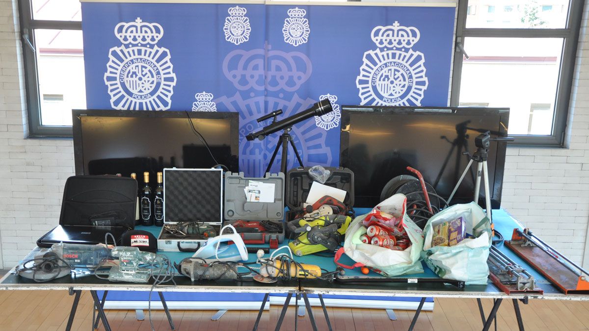 El material incautado por la Policía Nacional a la banda, que robaba en locales y viviendas de Ponferrada. | L.N.C.