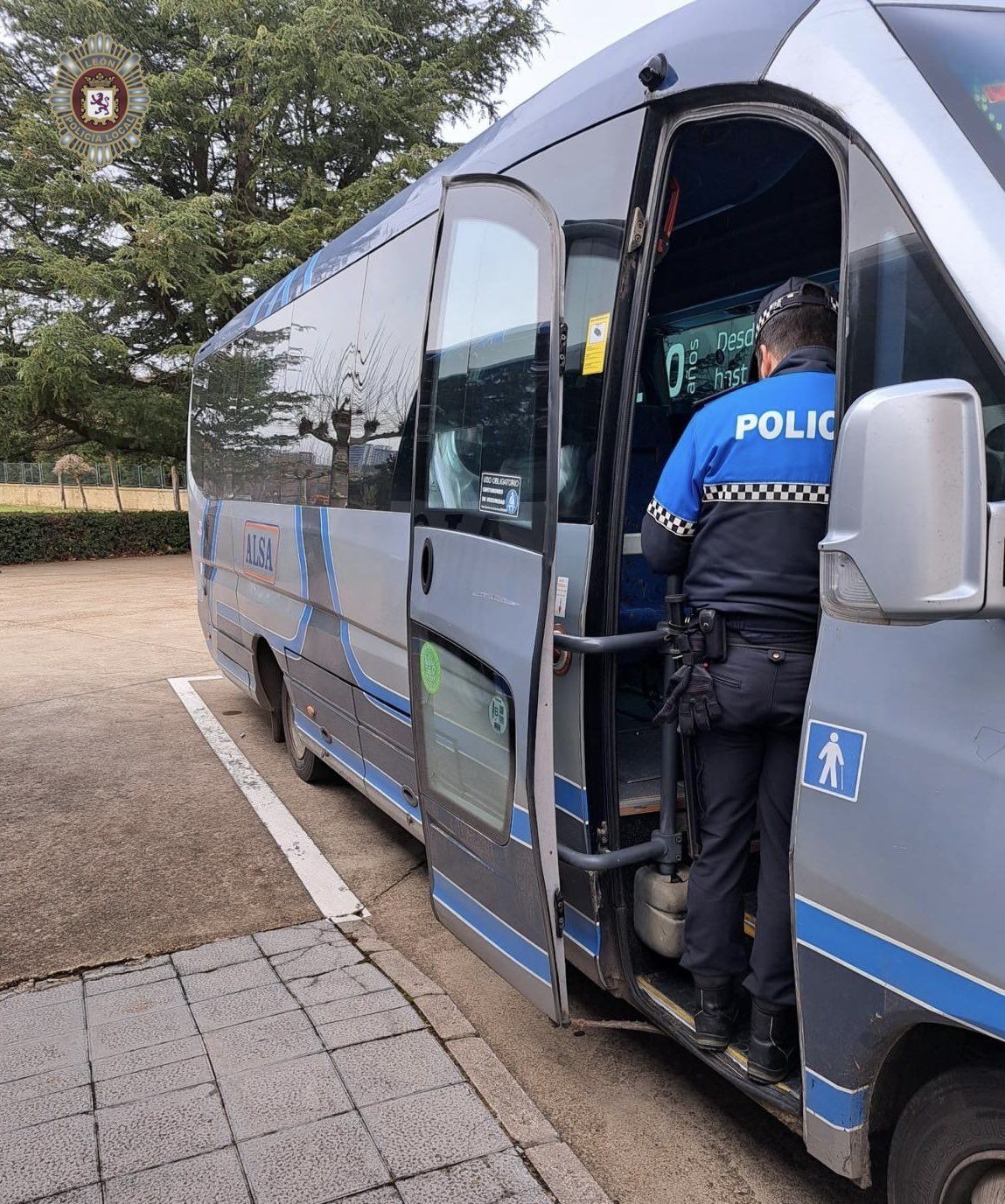Control de la Policía Local de León en los autobuses del transporte escolar. | L.N.C.