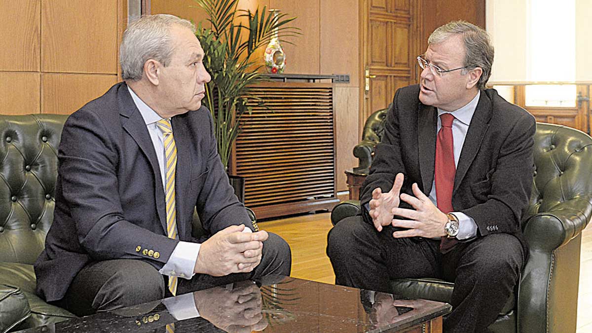 El coordinador municipal de la Semana Santa, José Antonio González, con Antonio Silván. | MAURICIO PEÑA