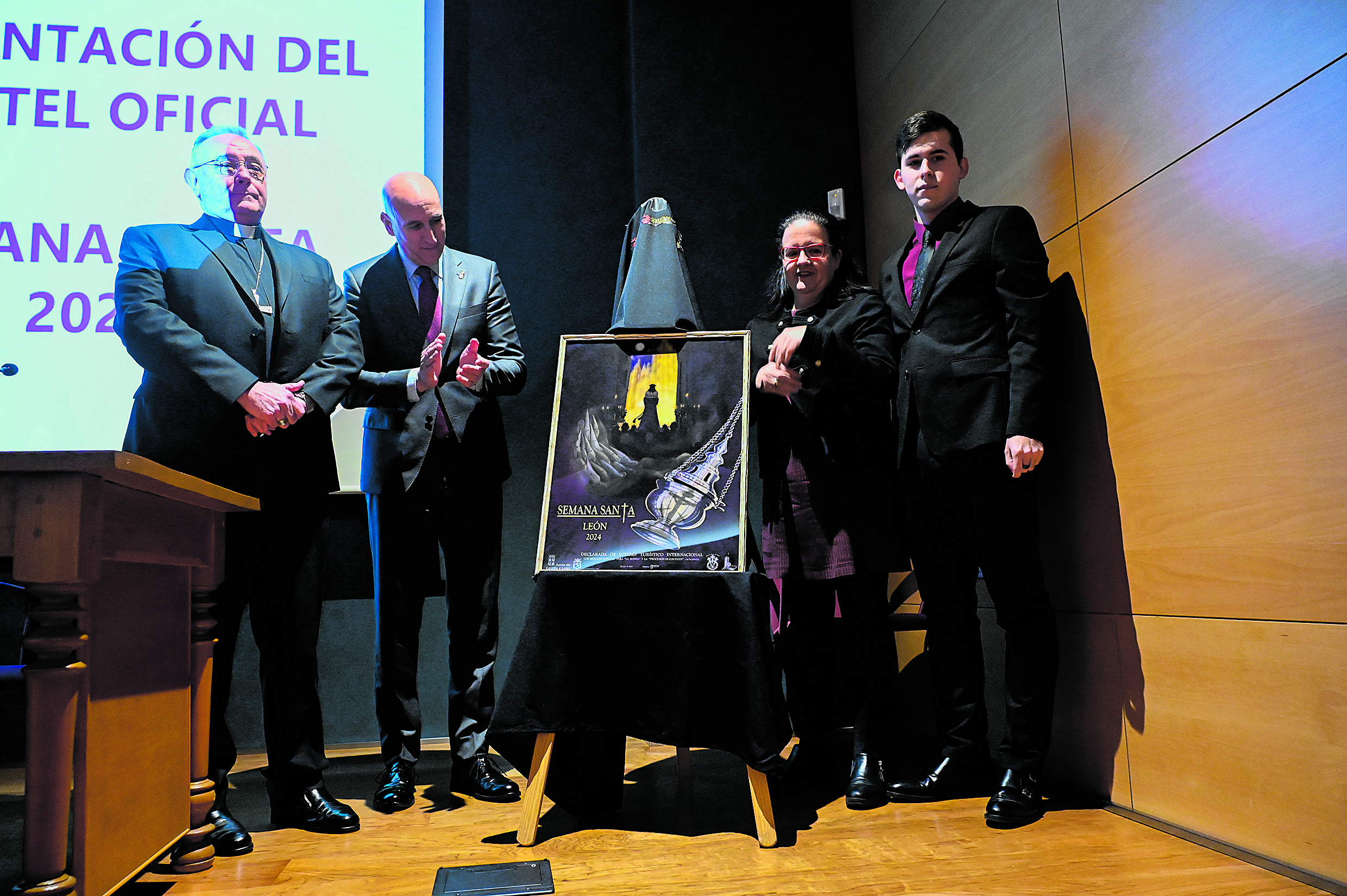 Presentación del cartel de la Semana Santa de León 2024, con el obispo, el alcalde, la presidenta de la Junta Mayor y el autor, Manuel López Flecha. | SAÚL ARÉN