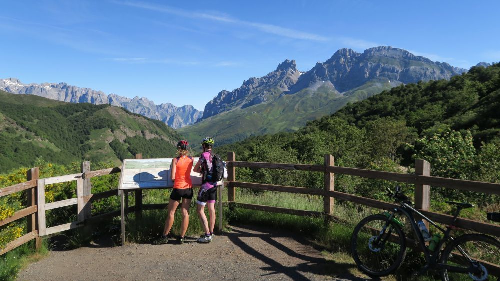 Vista de los Picos de Europa desde el mirador de Pandetrave. | ICAL