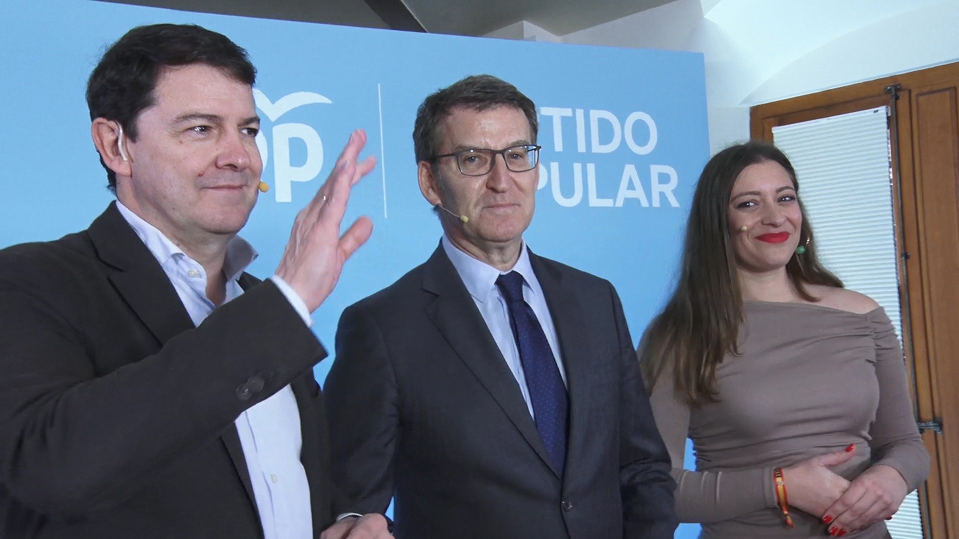 El presidente del PP, Alberto Núñez Feijóo, este miércoles en León junto a Mañueco y Muñoz. | LAURA PASTORIZA