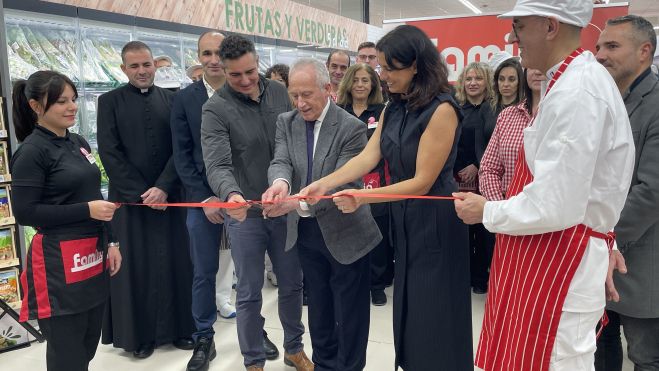 Acto de inauguración del supermercado Familia. | Javier Fernández