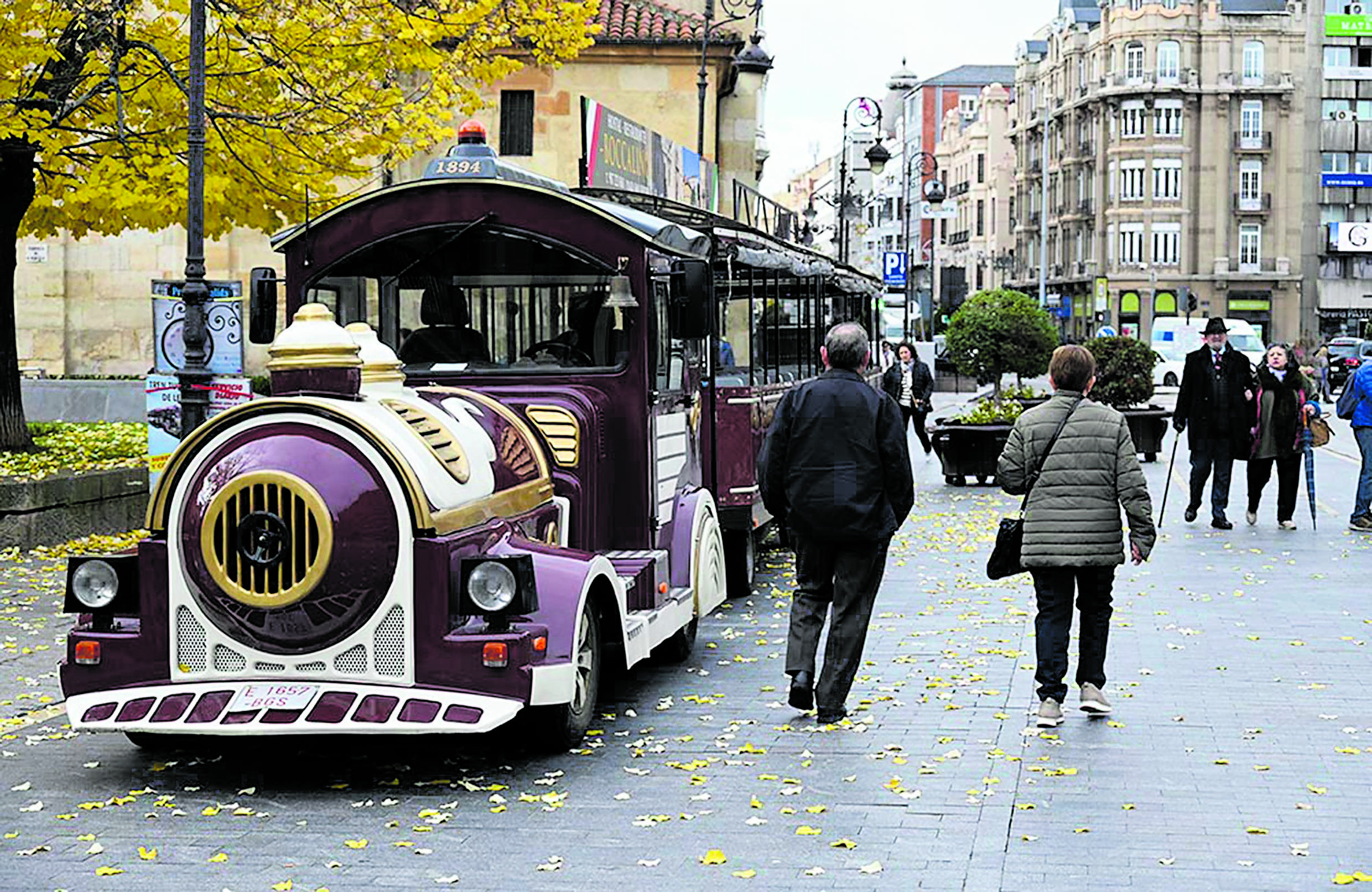 Imagen del tren turístico que recorre los principales puntos de la ciudad de León. | SAÚL ARÉN