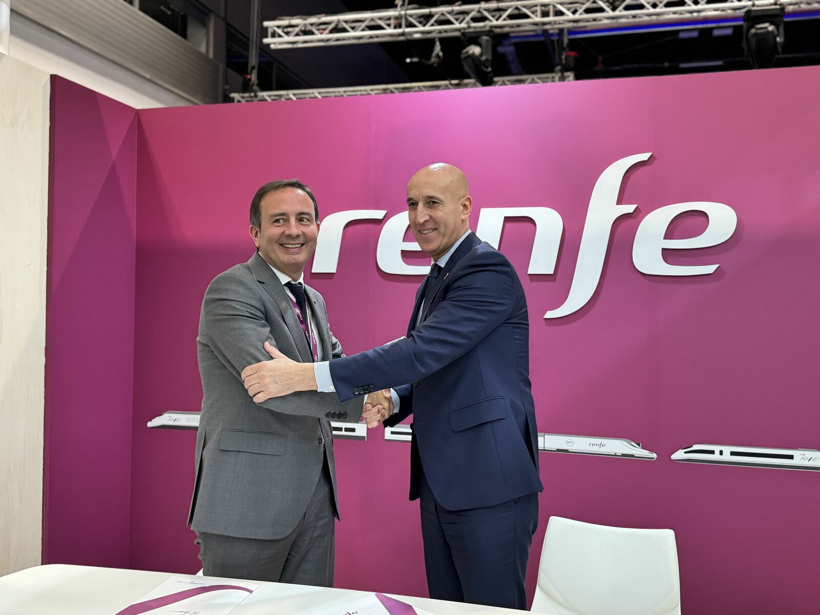 El alcalde de León, José Antonio Diez, con el director general de Renfe, Javier Pérez, este jueves en Fitur. | L.N.C.