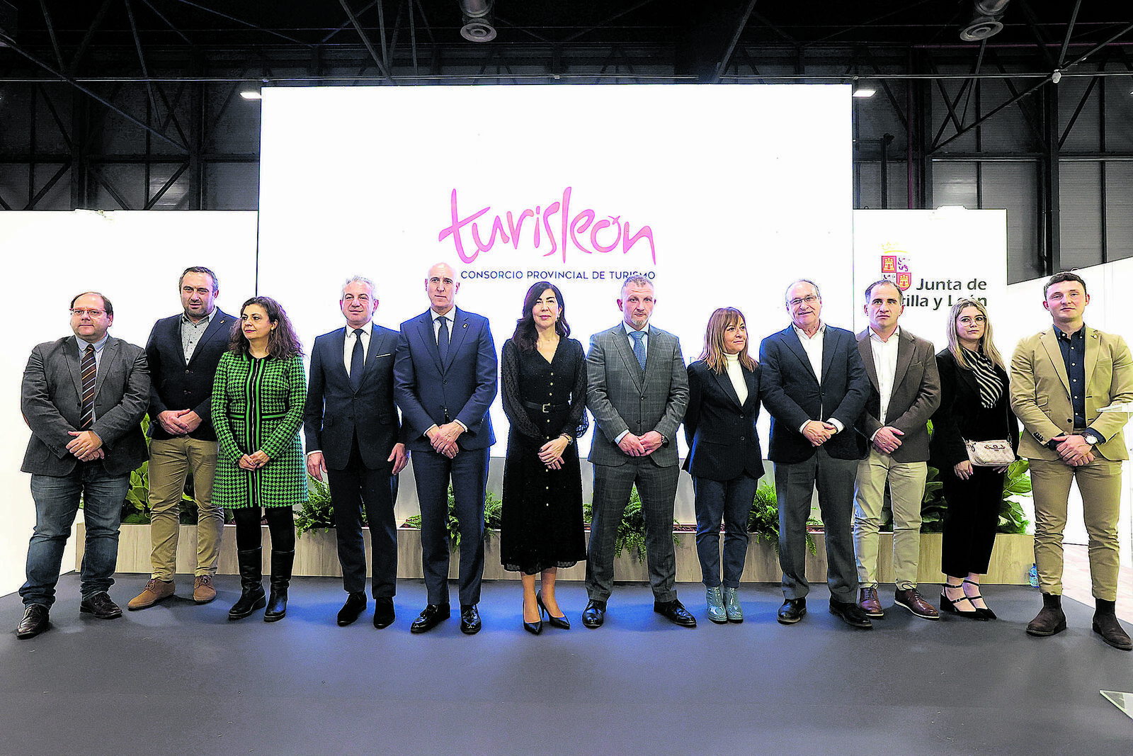 Foto de familia de las autoridades que participaron este jueves en la presentación de la oferta del Consorcio Provincial de Turismo en Fitur. | JUAN LÁZARO (ICAL)