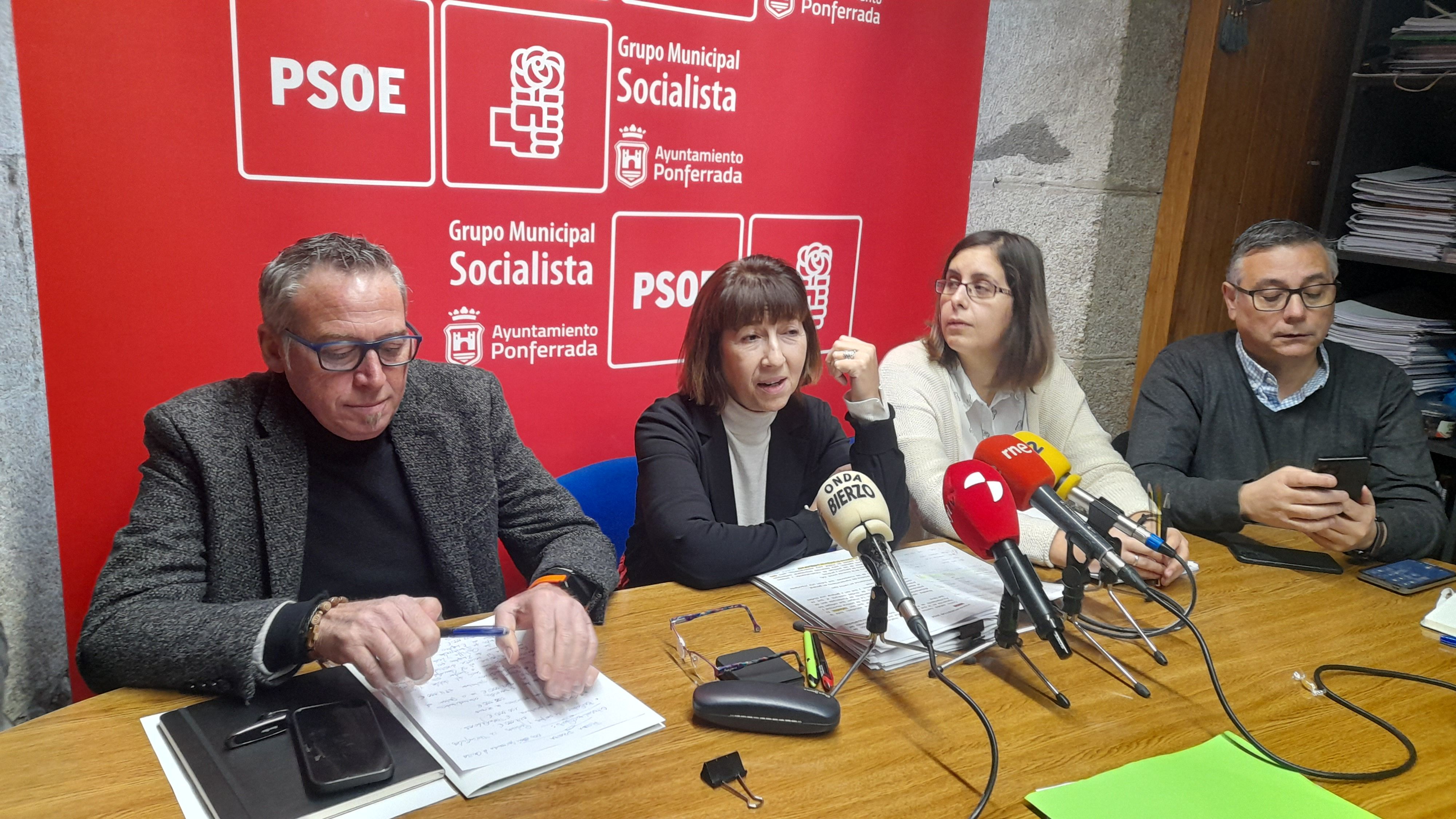 El PSOE dando a conocer su opinión sobre los presupuestos de Morala tras la comisión de Hacienda. | MAR IGLESIAS