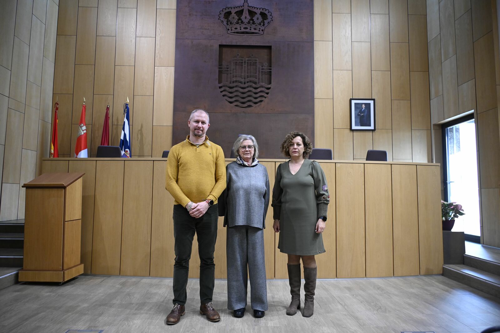 Jeannick Le Men posa junto al alcalde de Villaquilambre, Jorge Pérez, y la concejala de Tradición e Identidad Leonesa, Paz Mozo. | SAÚL ARÉN