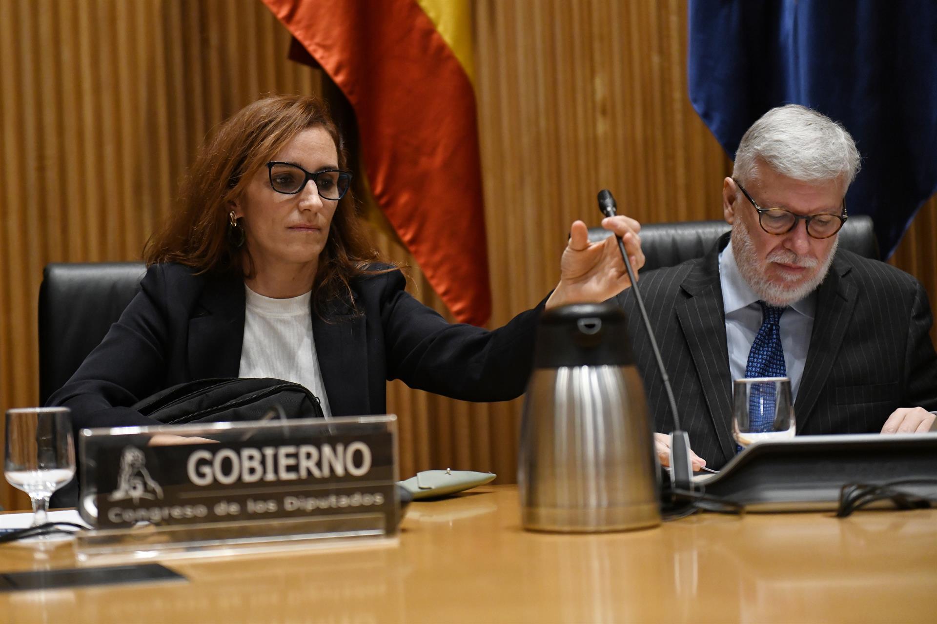 La ministra de Sanidad, Mónica García y el presidente de la comisión y diputado de Sumar, Agustín Santos, durante la Comisión de Sanidad, en el Congreso de los Diputados. | EP