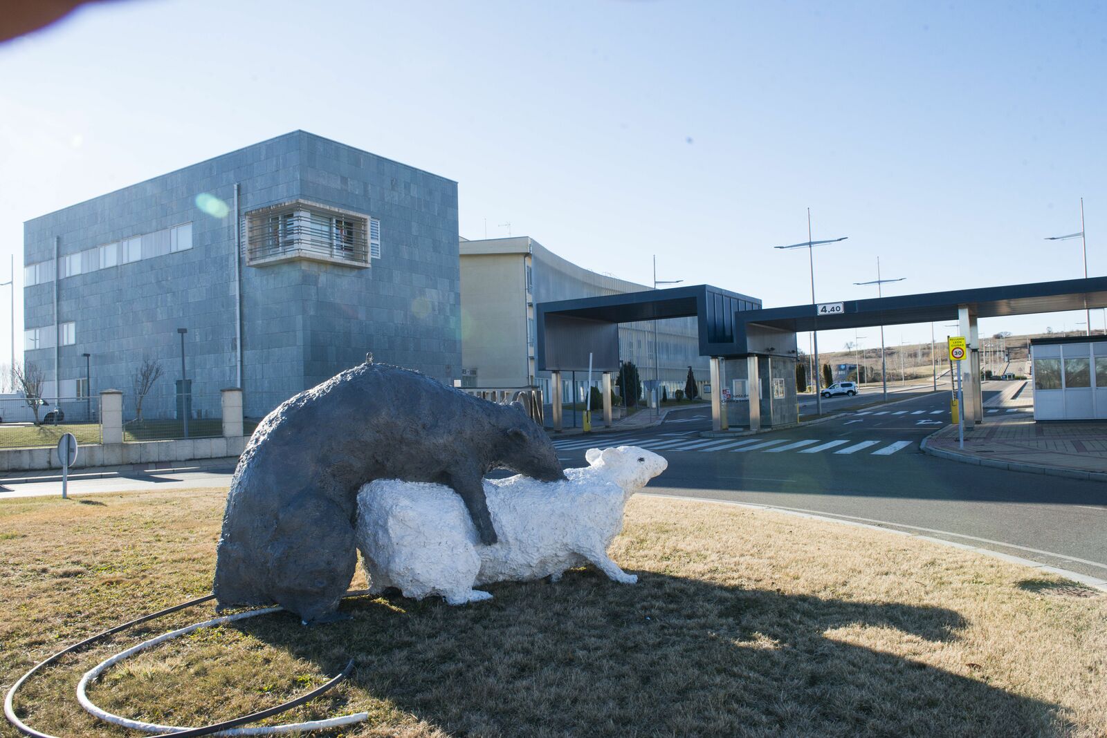 Dos ratas de escayola apareándose en la glorieta del Parque Teconológico de León (enero de 2022). | MAURICIO PEÑA