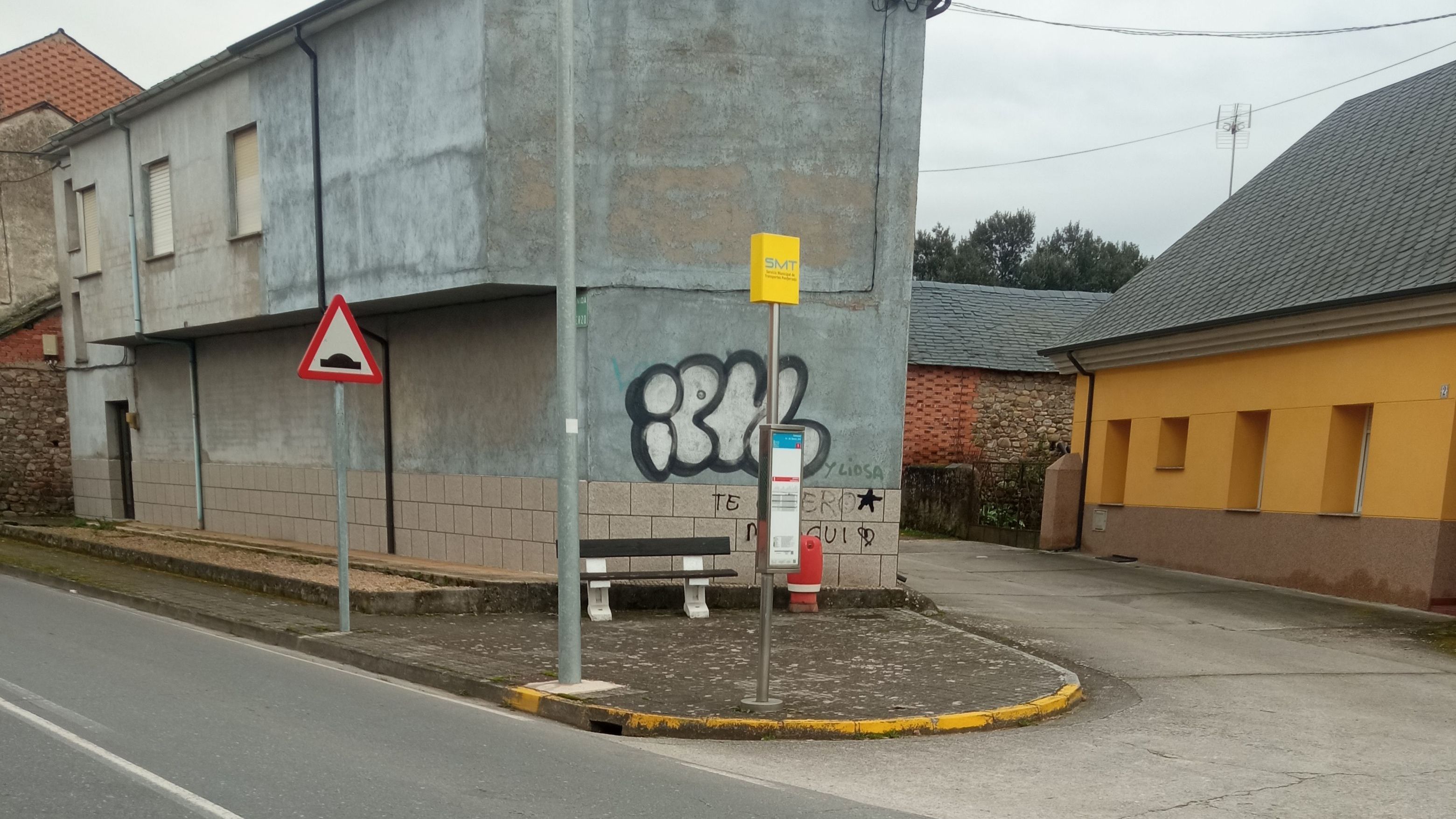 Parada de autobús en Dehesas. | L.N.C.