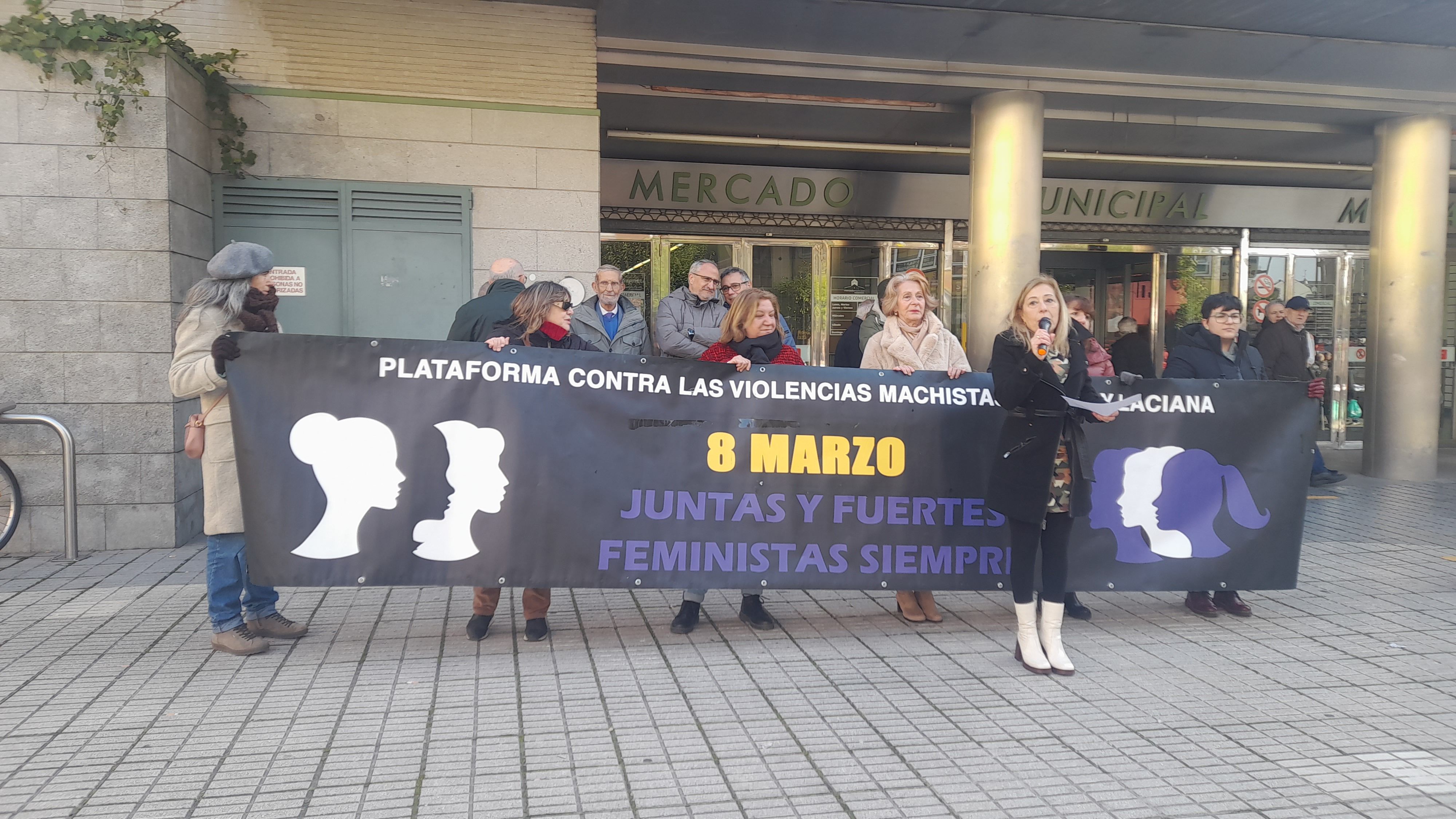 Miembros del PSOE y del PRB acompañaron a la Plataforma en otro 'Sábado sin sol'. | MAR IGLESIAS