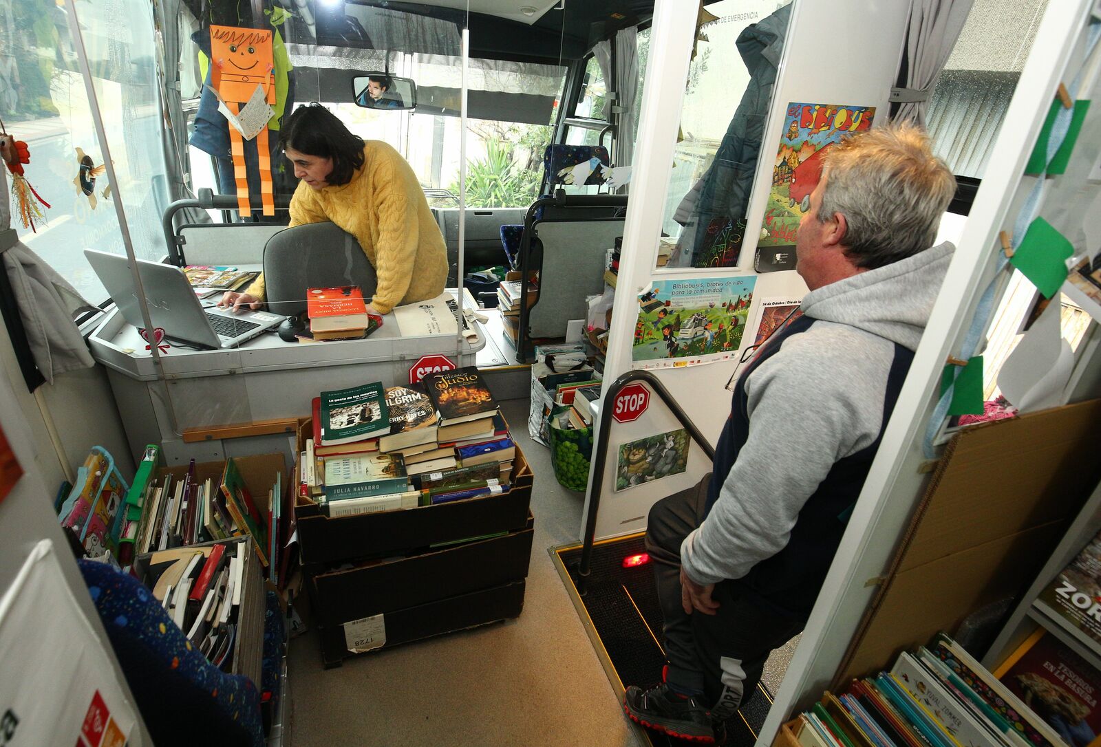 Servicio de bibliobús en la comarca del Bierzo. | CÉSAR SÁNCHEZ (ICAL)