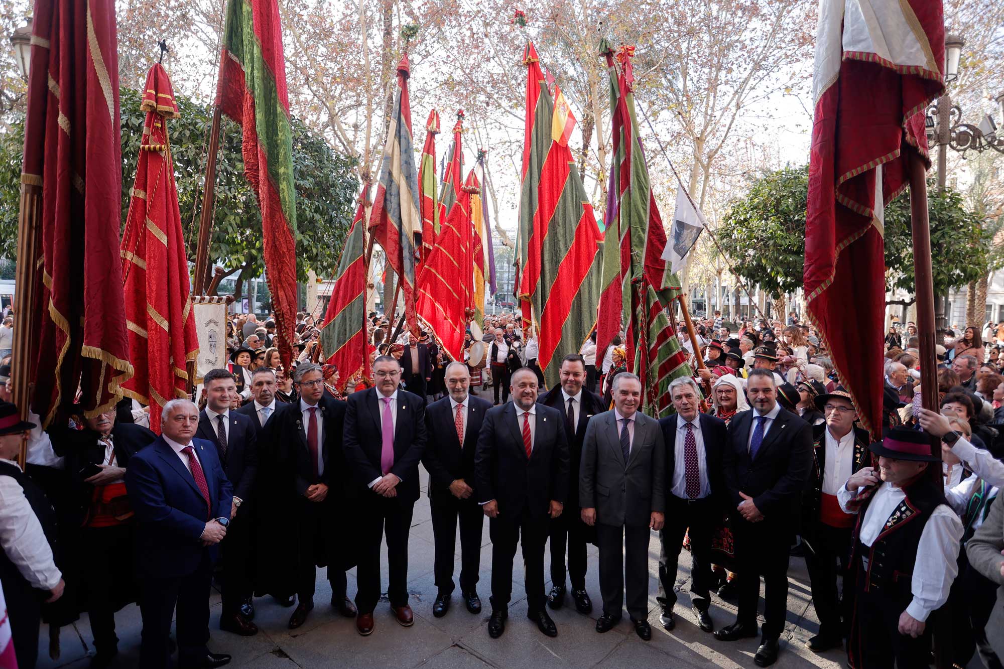 Las autoridades durante el desfile de pendones. | MANUEL GÓMEZ