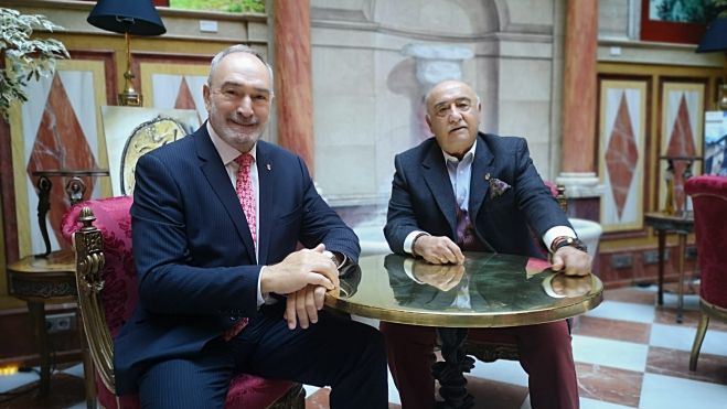 Aniano Bobis y Manuel Lesmes en la inauguración de la exposición. | L.N.C.