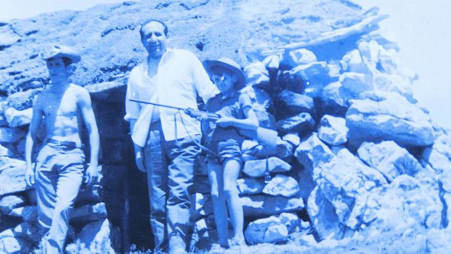 En el chozo con sus dos hijos, Javier y Carlos. | HAYDÉE MARTÍNEZ En el chozo con sus dos hijos, Javier y Carlos. | HAYDÉE MARTÍNEZ