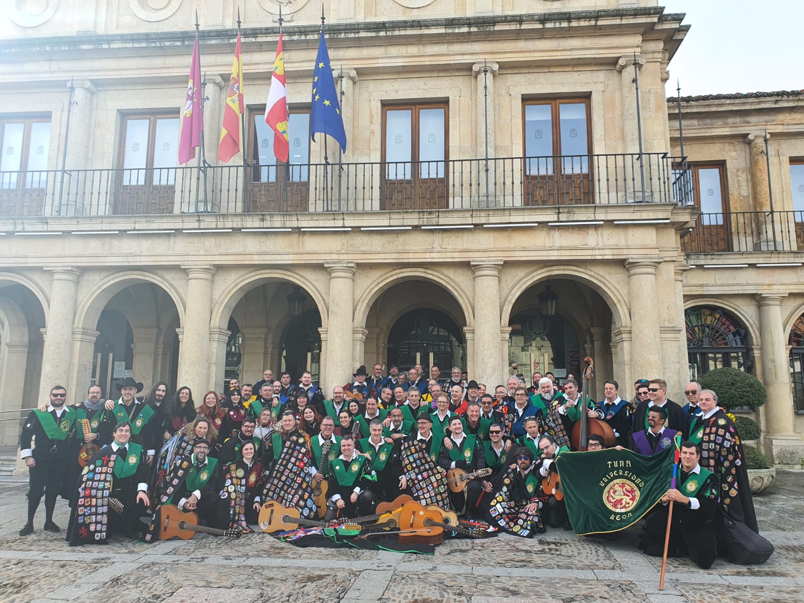 Foto de familia en la celebración del vigésimo aniversario. | L.N.C.