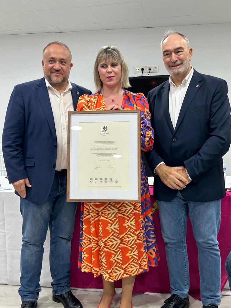 Gerardo Álvarez Courel, Isabel María Garduño y Aniano Bobis, en la entrega del reconocimiento Pulchra Leonina en el marco de los Días de León en Sevilla. | L.N.C.