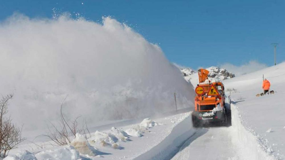 Las quitanieves desbloquean la localidad de Llánaves de la Reina