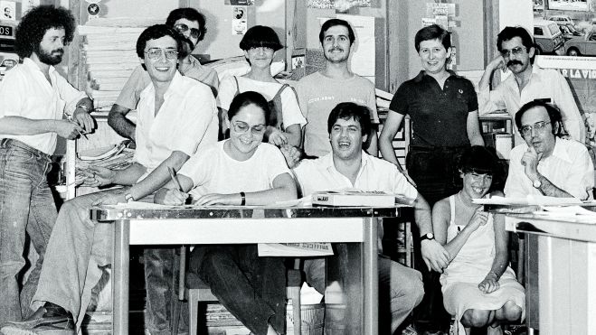 Fernando Rubio (abajo en el centro) rodeado de sus compañeros el El Diario de León en los años 70. :: ARCHIVO F. RUBIO