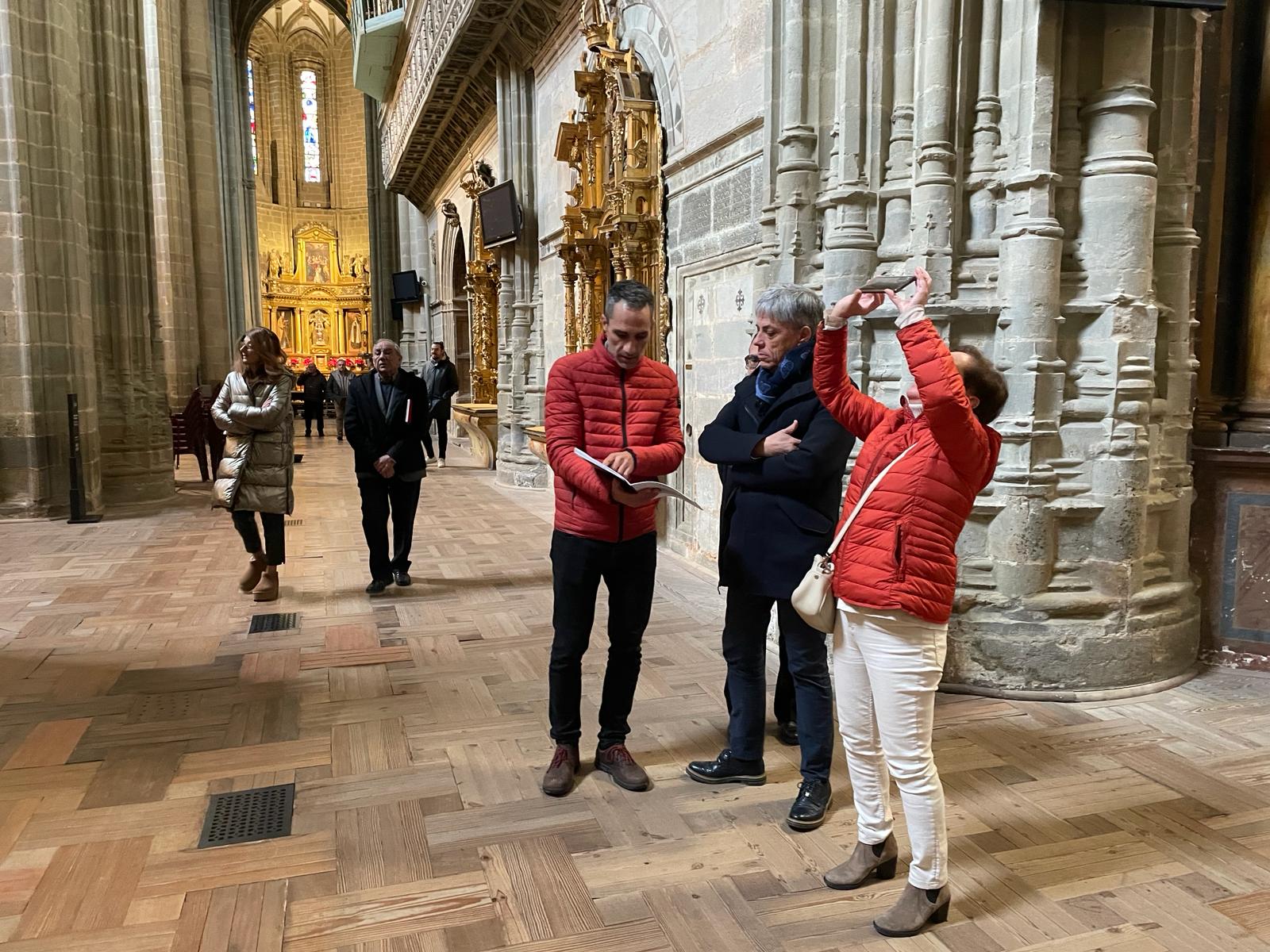 El delegado de la Junta en León visita la Catedral de Astorga. | L.N.C.
