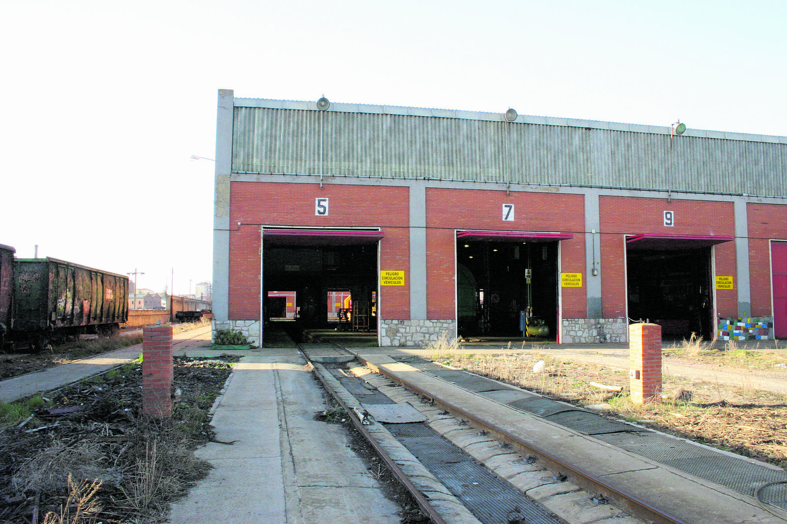 Imagen de los talleres de material remolcado que Renfe tiene en la calle Gómez de Salazar de la capital leonesa. | LNC