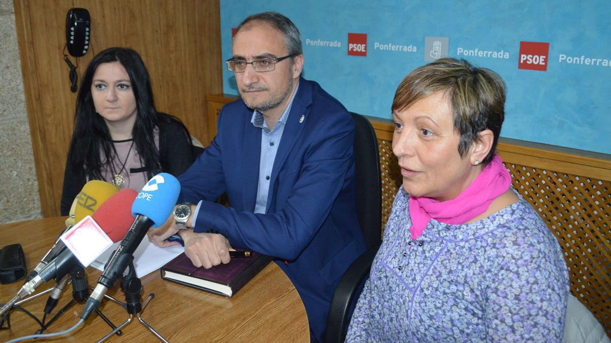 Rodríguez, Ramón y Morán, este viernes en rueda de prensa en el local del PSOE. | L.N.C.