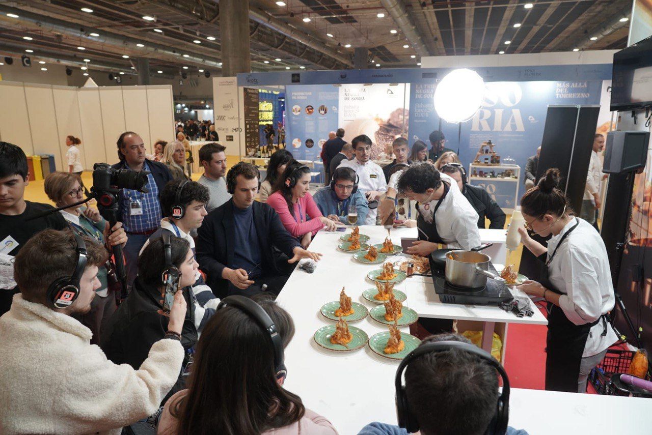 El bar Rúa Nova, ganador de la Feria de la Tapa de León 2023, elabora su plato estrella en Madrid Fusión. | L.N.C.