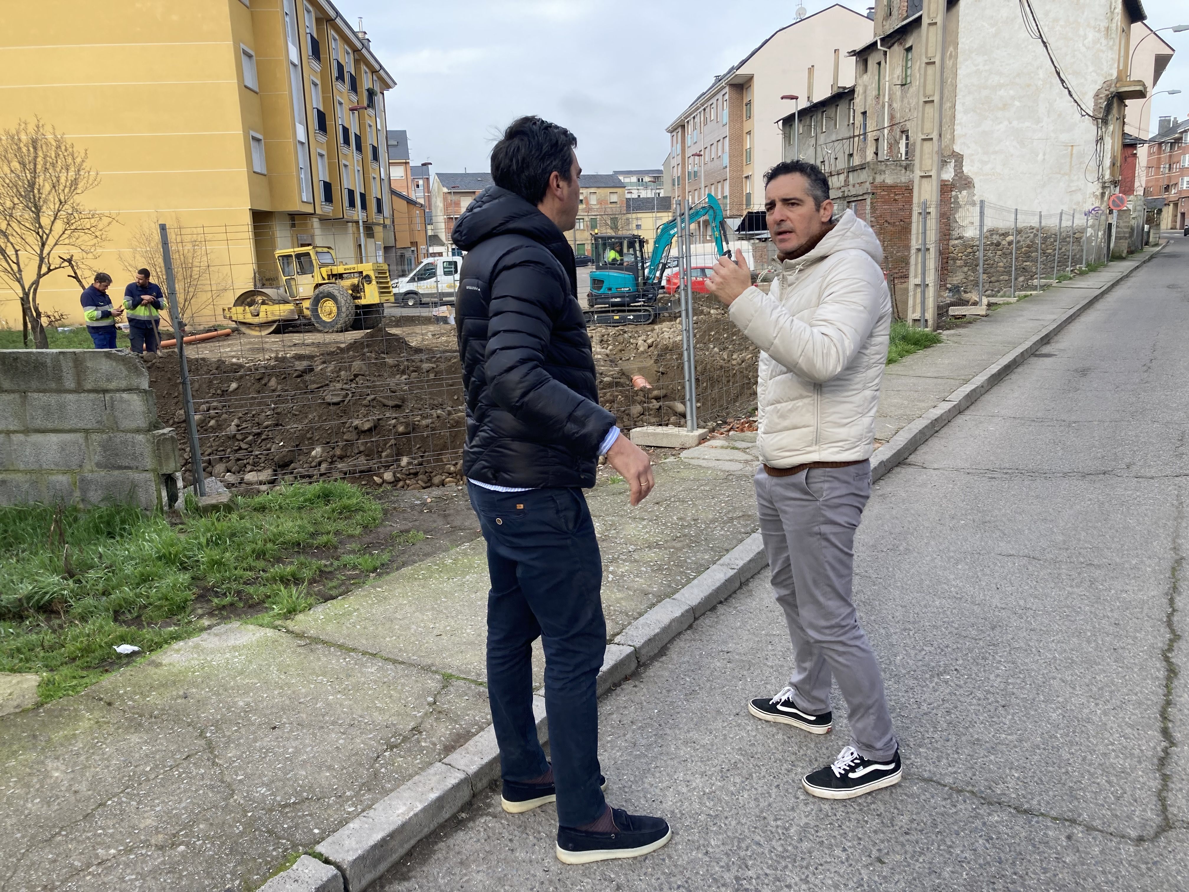 Visita del concejal Roberto Mendo a las obras en la calle Badajoz.